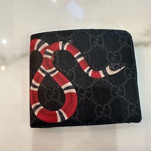 Gucci men’s bi-fold wallet